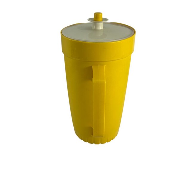 Vintage Tupperware Harvest Gold Yellow 2 Quart Pitcher White Push Button Lid - Picture 2 of 12